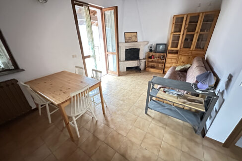 BILOCALE CON BOX IN PICCOLA PALAZZINA A RIGOSA