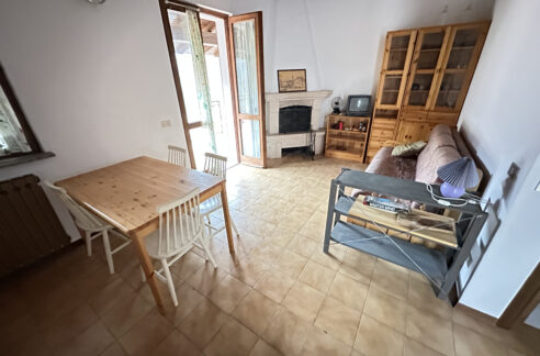 BILOCALE CON BOX IN PICCOLA PALAZZINA A RIGOSA